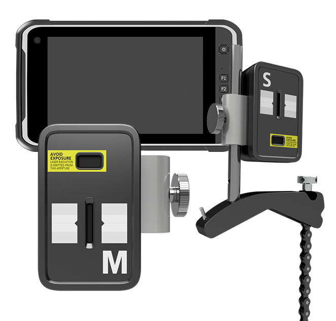 Alineador láser de ejes ACOEM AT-100: unidad con display táctil y sus dos sensores de medición montados en soporte de cadena