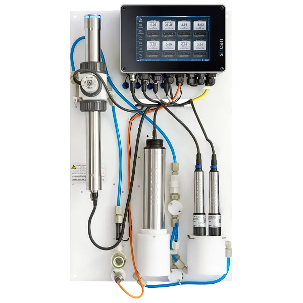 Badger Meter micro::station™ Agua Potable: panel compacto de monitoreo con terminal de visualización y sensores montados