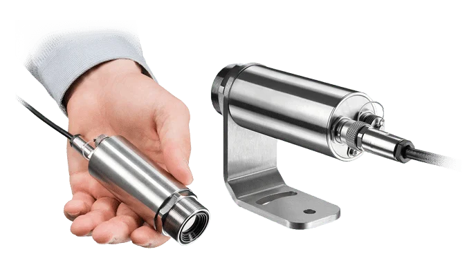 Cámara termográfica industrial Optris Xi 80 LT ETH sostenida en una mano y montada en su soporte, mostrando su cuerpo de acero de 36 mm
