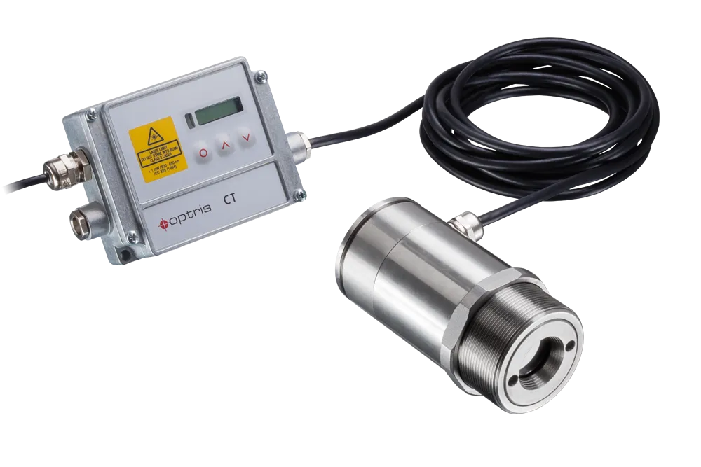 Pirómetro Optris CTlaser MT completo: unidad electrónica con display y teclas, y cabezal de acero inoxidable con las dos aperturas del láser, unidos por su cable