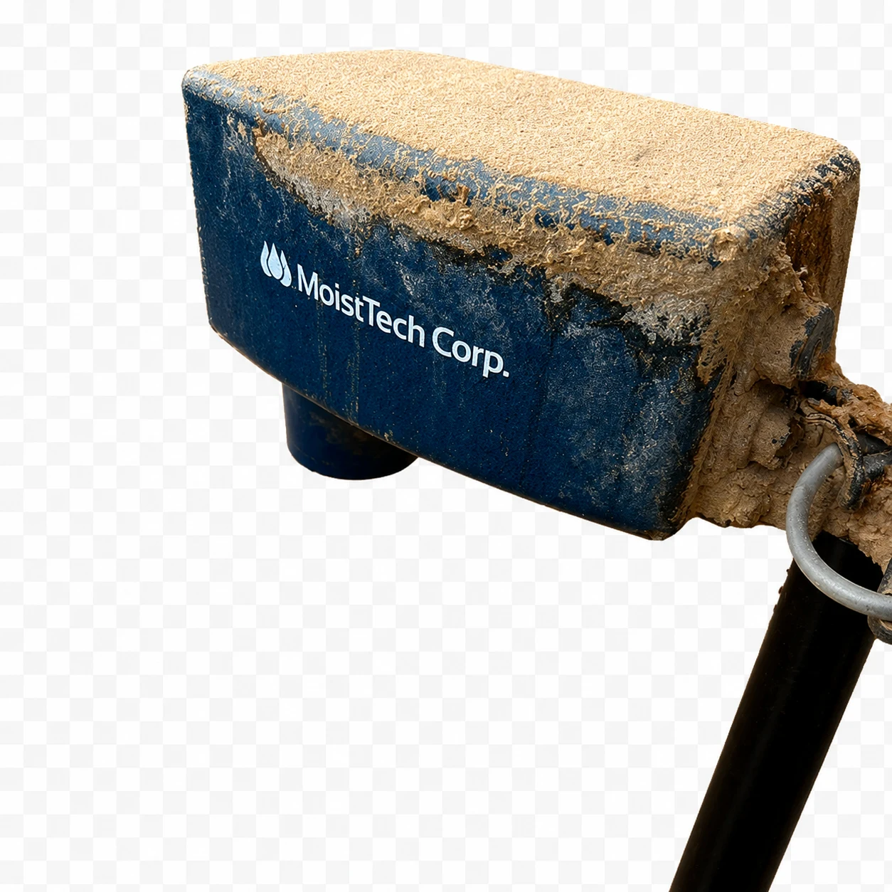 Sensor MoistTech IR-3000W instalado en un aserradero, con el cuerpo cubierto de aserrín y la óptica apuntando hacia el material