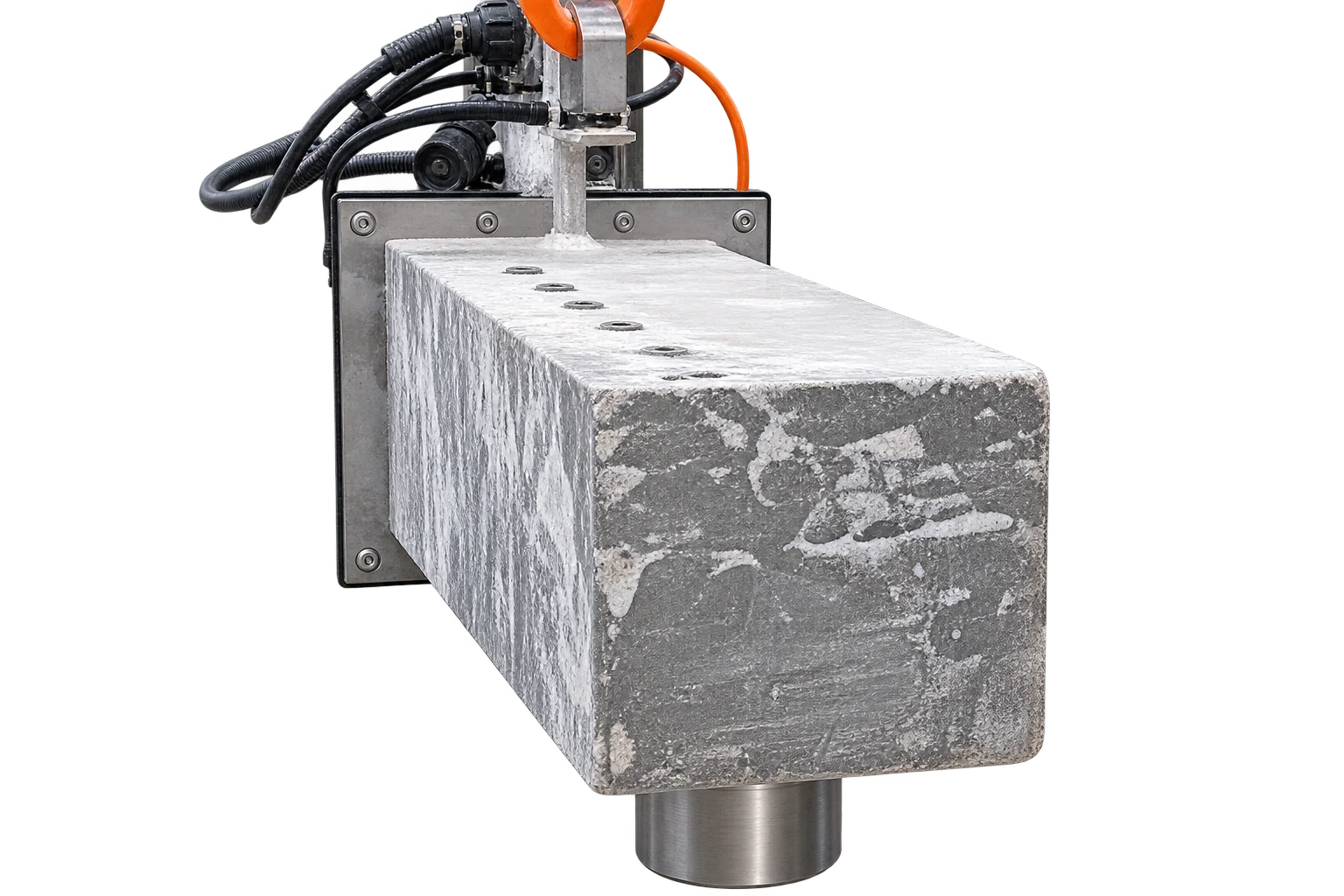 Sensor MoistTech IR3000-iP67 en servicio, con la envolvente de acero inoxidable cubierta por una costra de material, la óptica inferior limpia y una manguera de aire conectada