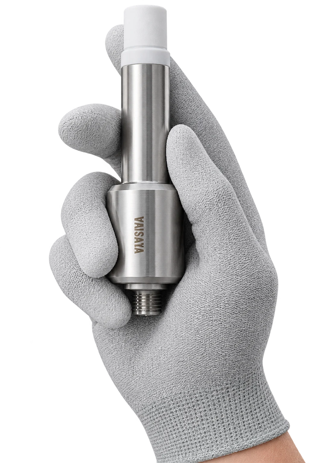 Sonda PEROXCAP Vaisala de la serie HPP270 sostenida con guante: cuerpo de acero inoxidable, caperuza de filtro blanca de PTFE poroso y conector roscado M12